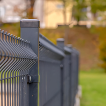 Prepara la tua recinzione all’inverno con cappucci per pali in polietilene